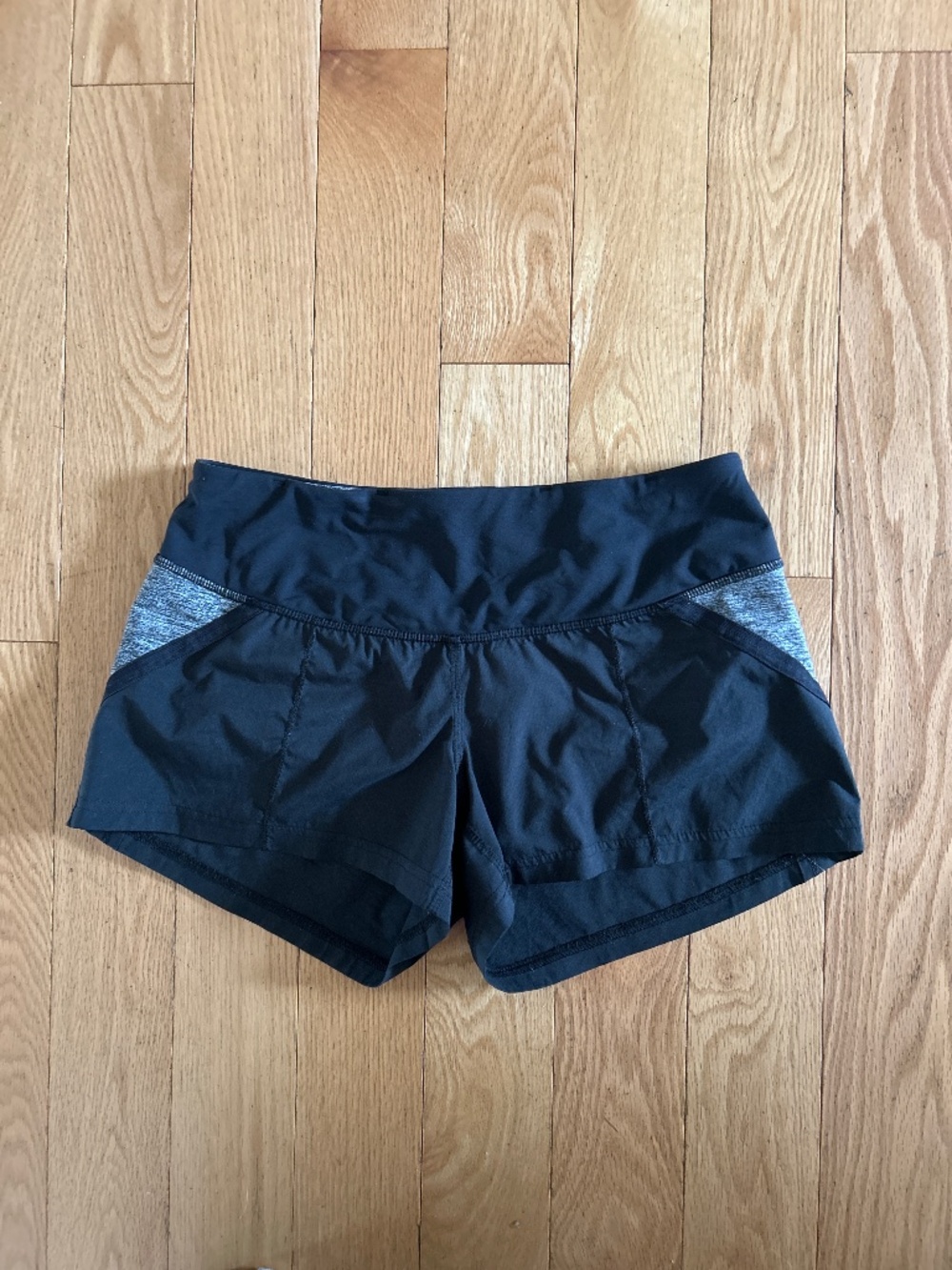 Lululemon running shorts with liner 🩷 EUC!